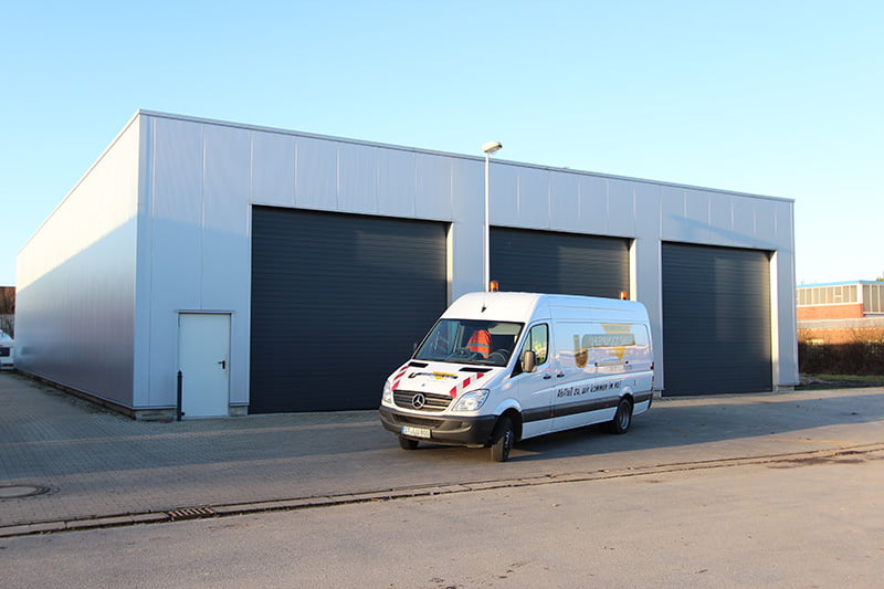 Weißer Servicewagen vor der Gerätehalle von Uhlenbrock Rohrreinigung GmbH.