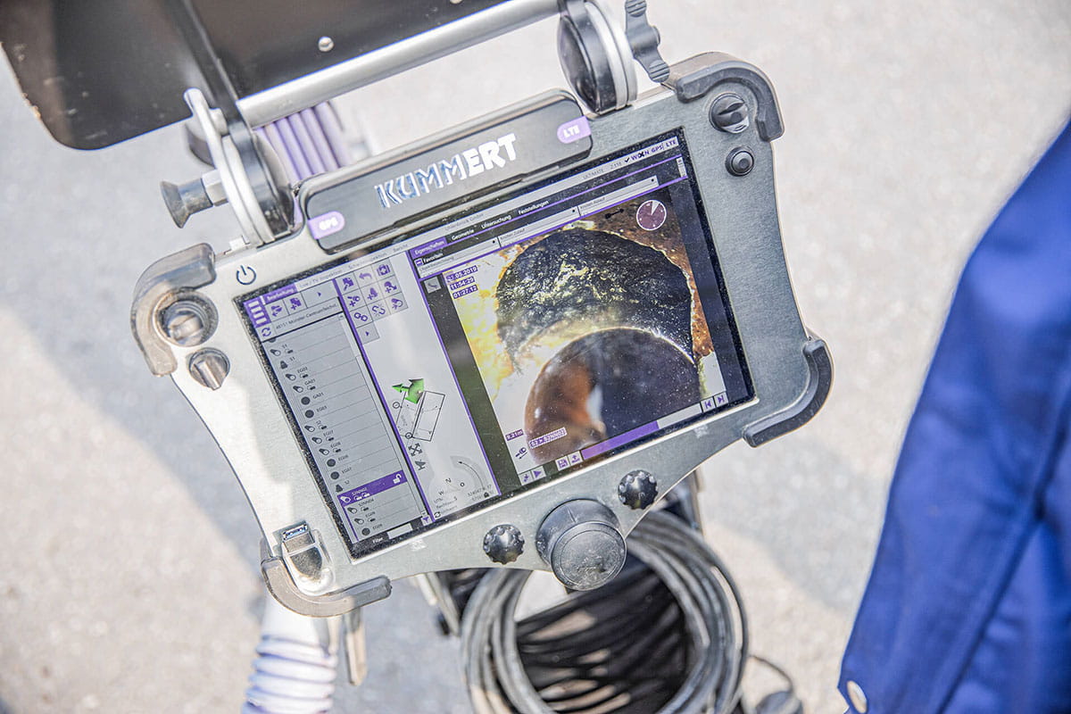 Display der Kanalinspektionskamera von Kummert zeigt eine Aufnahme einer Kanalinspektion.